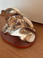 Verzilverd beeld van 3 dolfijnen op houten voet, Ophalen of Verzenden, Gebruikt, Dier