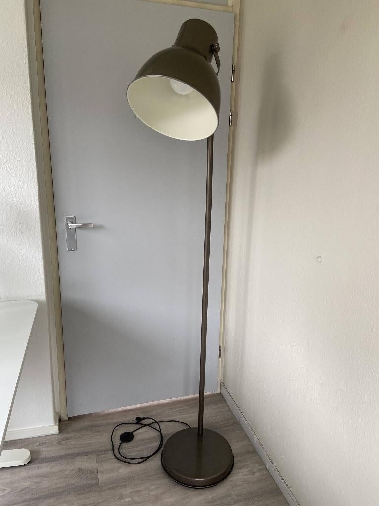 Bronzen staande lamp – IKEA, Huis en Inrichting, Lampen | Vloerlampen, Ophalen, Gebruikt, Metaal, 150 tot 200 cm