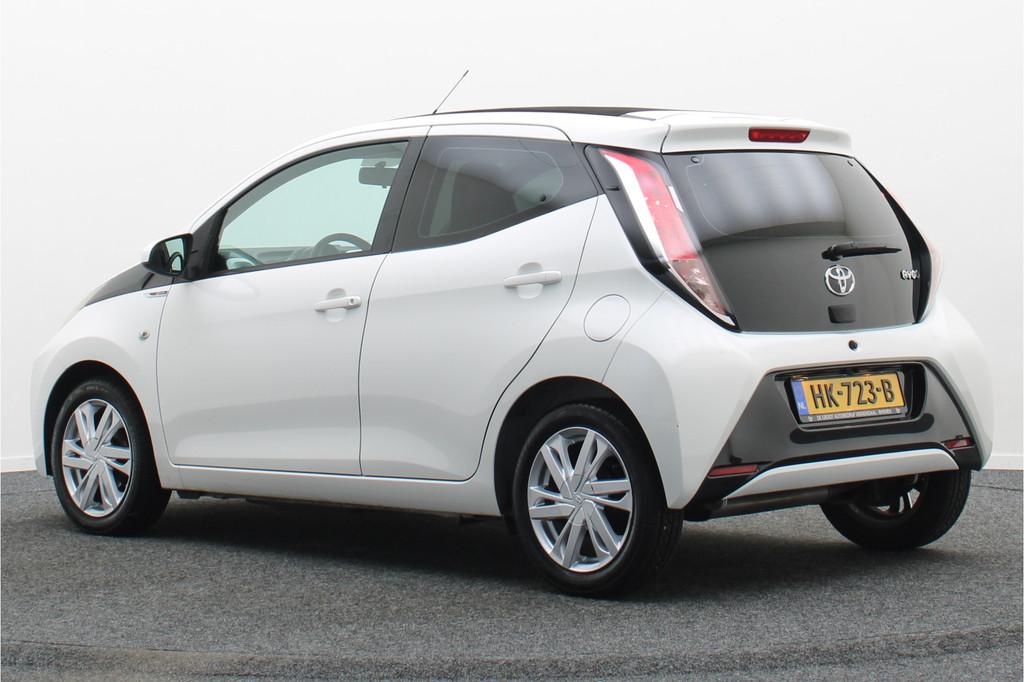 Toyota Aygo 1.0 VVT-i x-wave Cabrio Navigatie, Camera, Half, Auto's, Voorwielaandrijving, Gebruikt, 4 stoelen, Leder en Stof