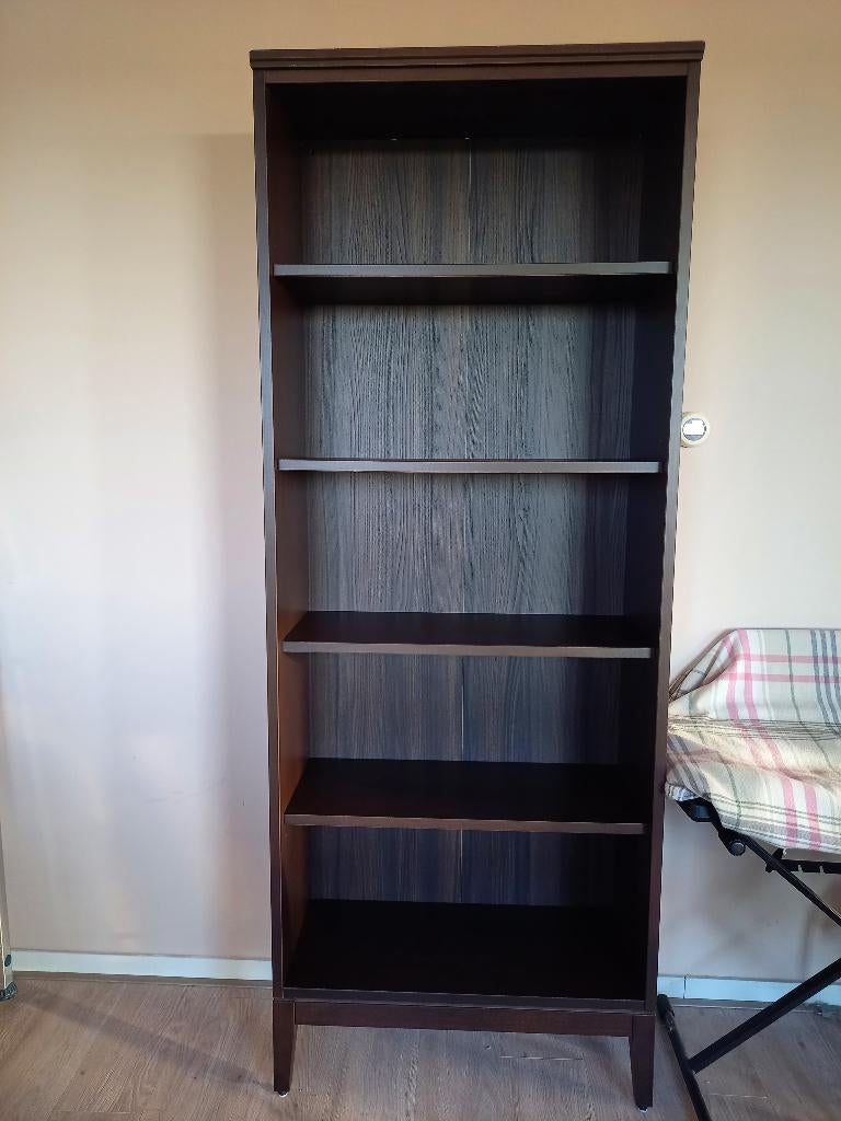Ikea IDANÄS boekenkast, donkerbruin gelazuurd, Ophalen, Met plank(en), Gebruikt, 50 tot 100 cm