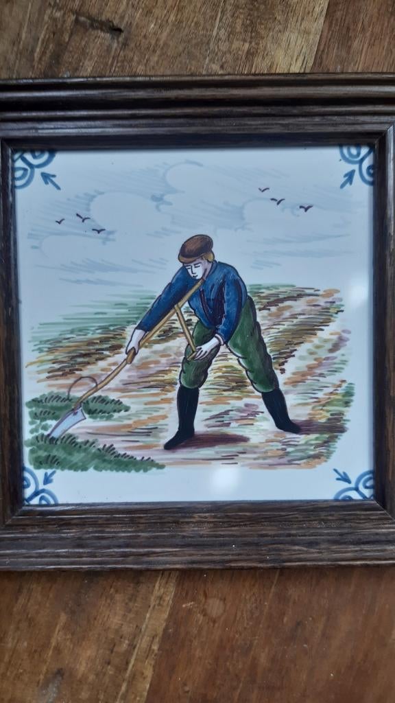 Ingelijste Delfts blauwe tegel met boer en zeis, Antiek en Kunst, Antiek | Wandborden en Tegels, Ophalen of Verzenden