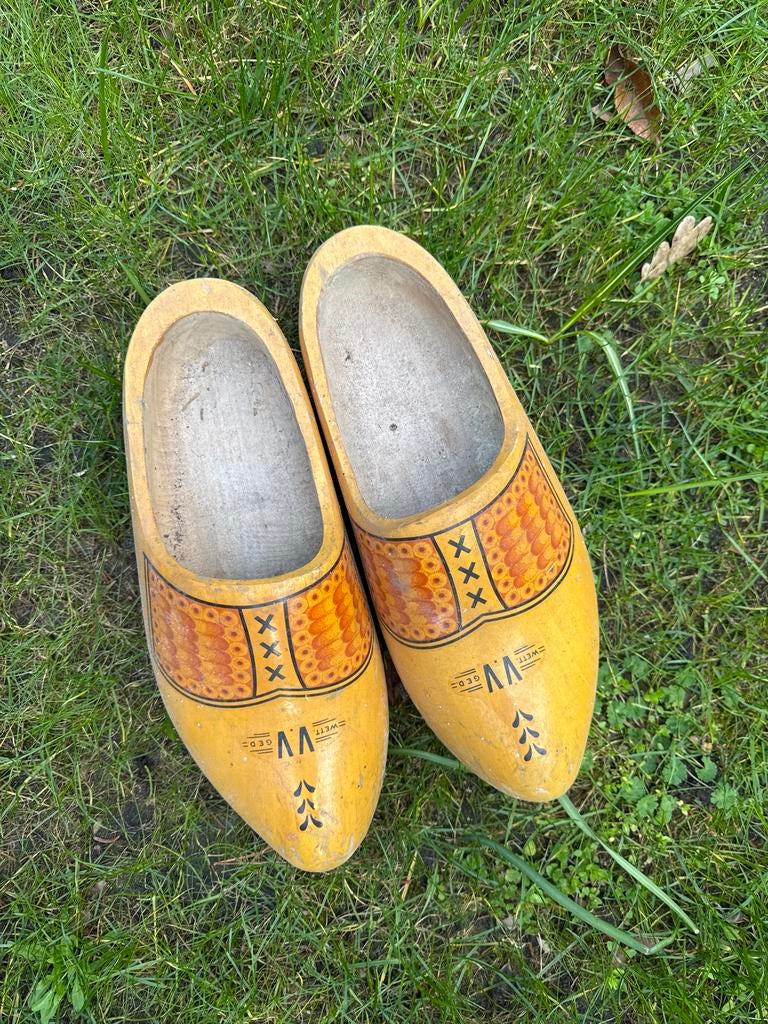 Grote gele klompen met decoratie, Ophalen