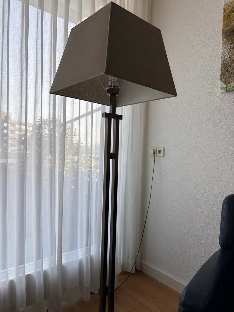 Stijlvolle bronzen vloerlamp met stoffen kap, Huis en Inrichting, Lampen | Vloerlampen, Ophalen, Zo goed als nieuw, Metaal, 150 tot 200 cm