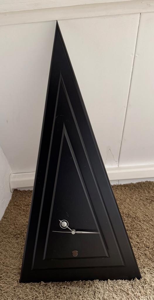 Moderne klok, driehoek vorm, zwart, Ophalen of Verzenden