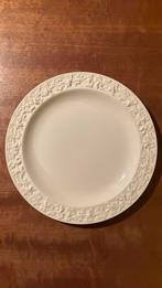 Wedgwood queen’s ware cream on cream embossed bord 23 cm, Ophalen of Verzenden