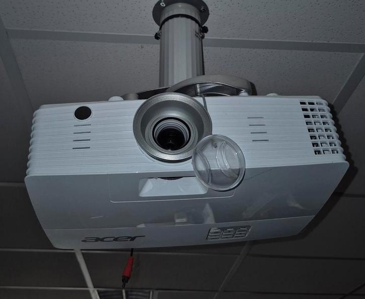 Acer beamer met bijhorend scherm, Audio, Tv en Foto, Beamers, Zo goed als nieuw, Ophalen