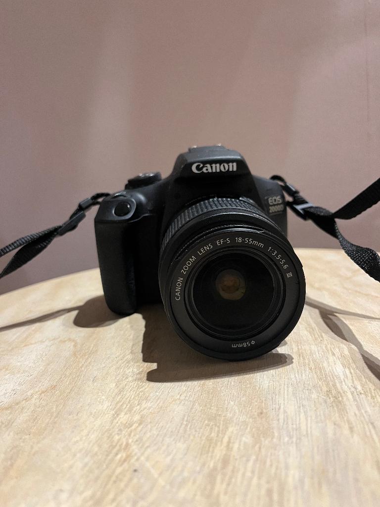 Canon EOS 2000D + 18-55 mn lens, oplader en tas, Spiegelreflex, Canon, Ophalen of Verzenden, Zo goed als nieuw