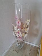Hoge glazen vaas met kunst orchideetakken, Huis en Inrichting, Ophalen, Overige kleuren, 75 cm of meer, Glas