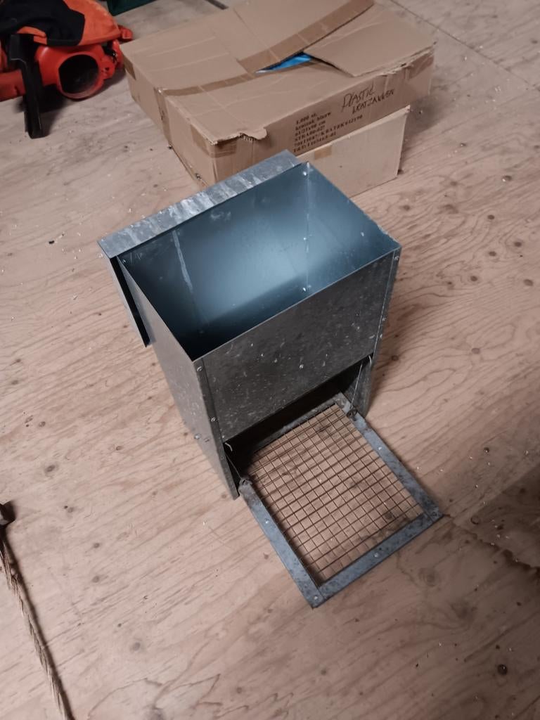Trapbak voor kippen voer. Klep gaat open als kip erop staat., Ophalen, Gebruikt, IJzer