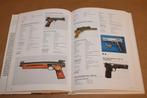 Pistolen en Revolvers — Encyclopedie — A. Hartink, Ophalen of Verzenden, Tweede Wereldoorlog, Gelezen, Overige onderwerpen