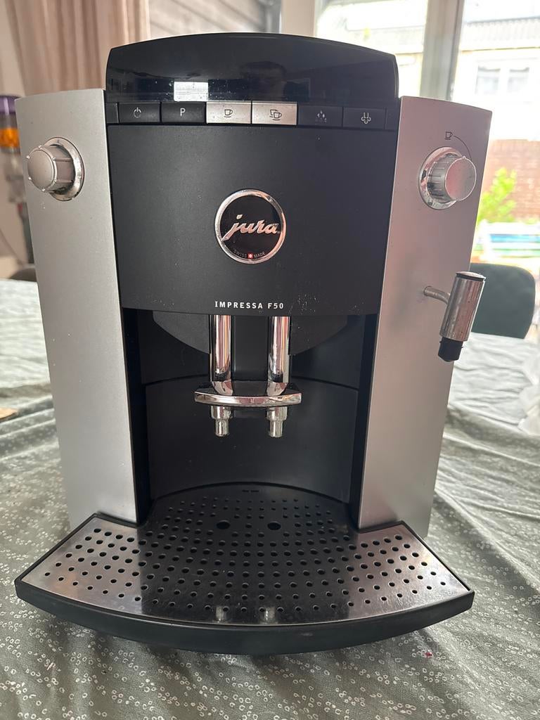 Jura Impressa F50 koffiemachine, Witgoed en Apparatuur, Koffiezetapparaten, Stoompijpje, Gebruikt, Koffiemachine, 2 tot 4 kopjes