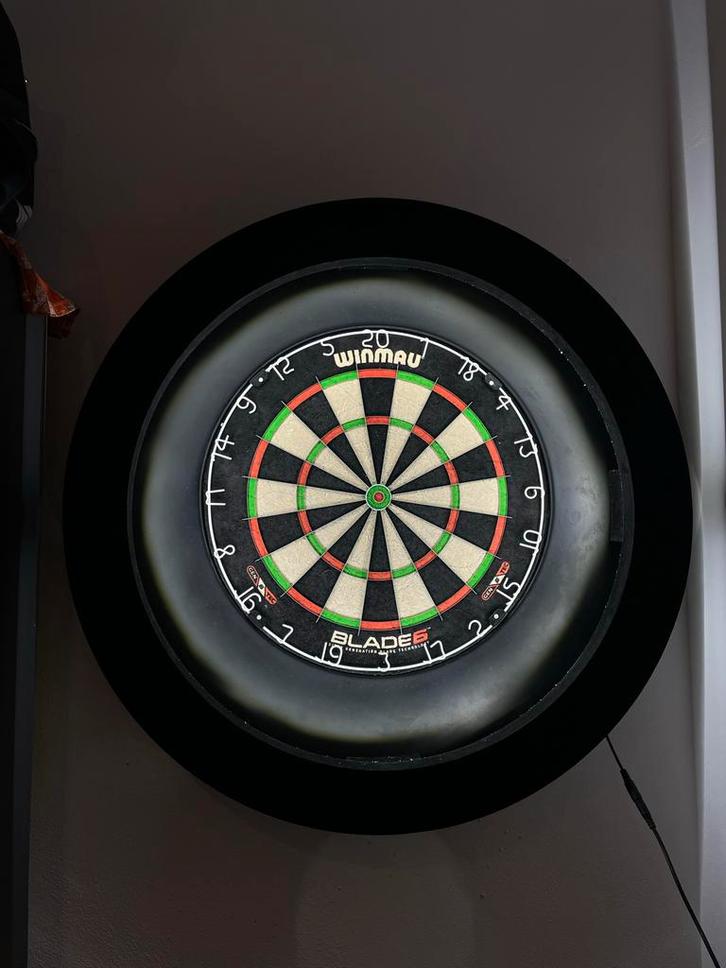 Winmau Blade 6 Dartbord met surround, verlichting en pijlen, Sport en Fitness, Darts, Zo goed als nieuw, Dartbord met pijlen, Ophalen of Verzenden