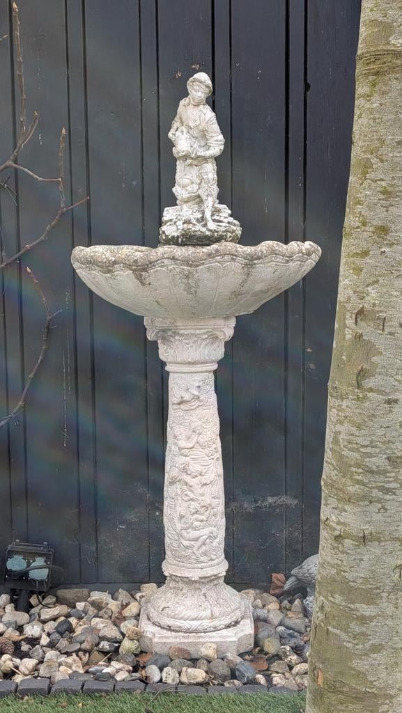 Stenen fontein jongetje met vis - Tuindecoratie, Tuin en Terras, Waterpartijen en Fonteinen, Ophalen, Gebruikt, Beton, Fontein