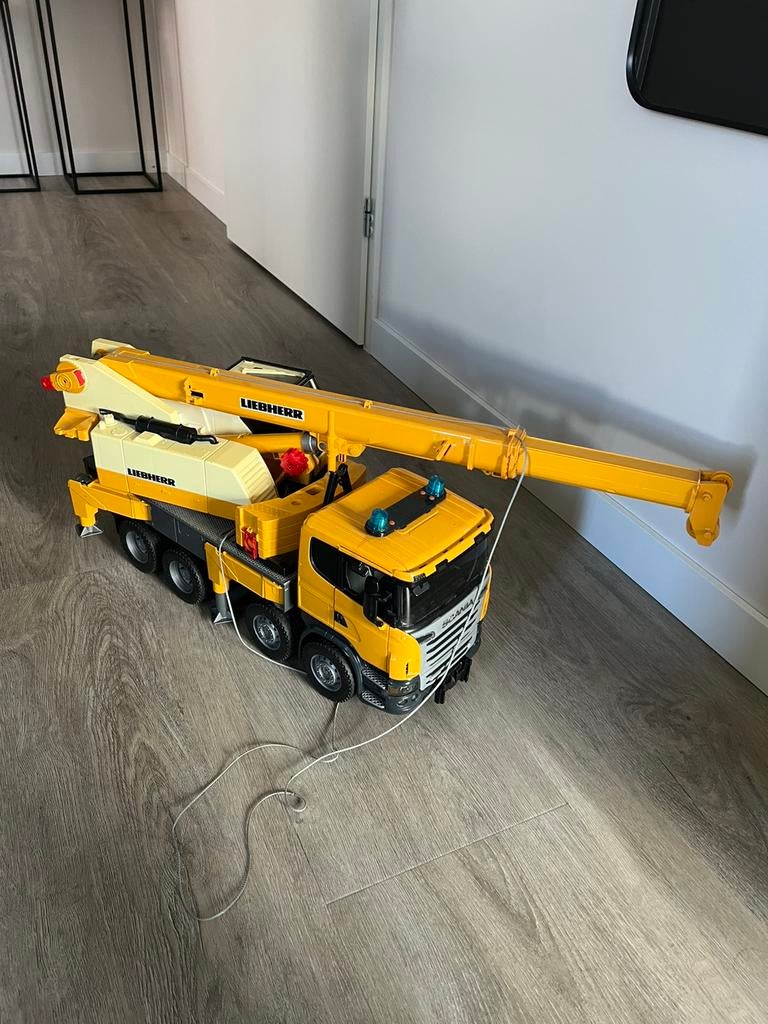 Liebherr vrachtwagen met hijskraan, Ophalen of Verzenden, Gebruikt