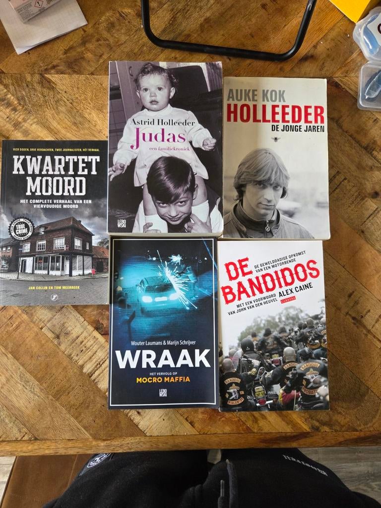 True crime boeken, Ophalen