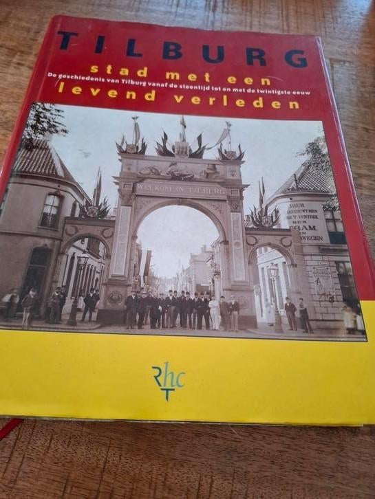 Tilburg: Stad met een Levend Verleden - Geschiedenisboek, Boeken, Geschiedenis | Stad en Regio, Ophalen of Verzenden, 20e eeuw of later