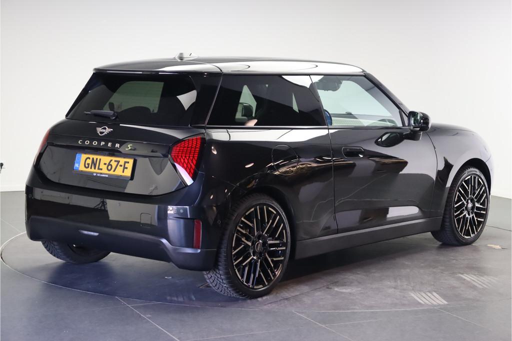 MINI Hatchback Cooper SE / Favoured / Pakket M / 18" Night F, Auto's, Mini, 402 km, Gebruikt, Met garantie (alle), 4 stoelen