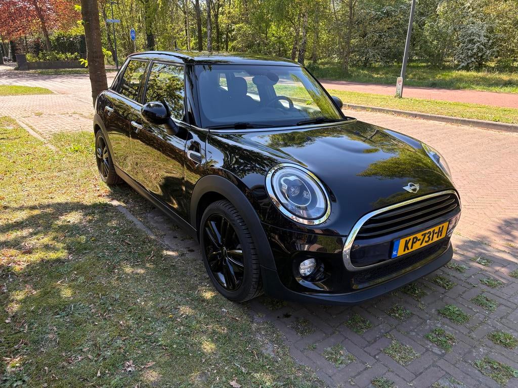 Mini 5-deurs (f55) Cooper 1.5 136pk 2016 Zwart 17 inch JCW, Auto's, Mini, 136 pk, Zwart, Origineel Nederlands, Handgeschakeld