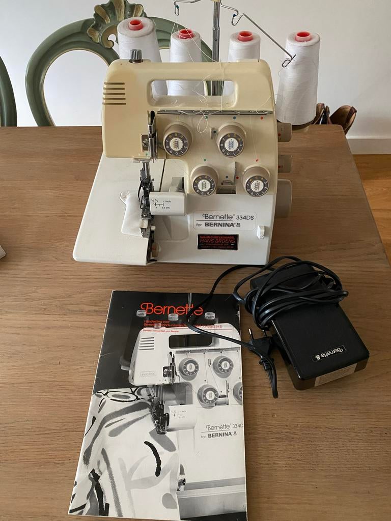 Bernette 334DS Lockmachine - Draagbaar & Elektronisch, Hobby en Vrije tijd, Naaimachines en Toebehoren, Gebruikt, Lockmachine