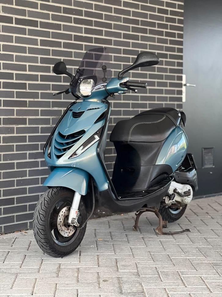 Zip 50cc 4 takt, Fietsen en Brommers, Scooters | Piaggio, Zo goed als nieuw, Zip, Maximaal 45 km/u, Benzine, Ophalen of Verzenden