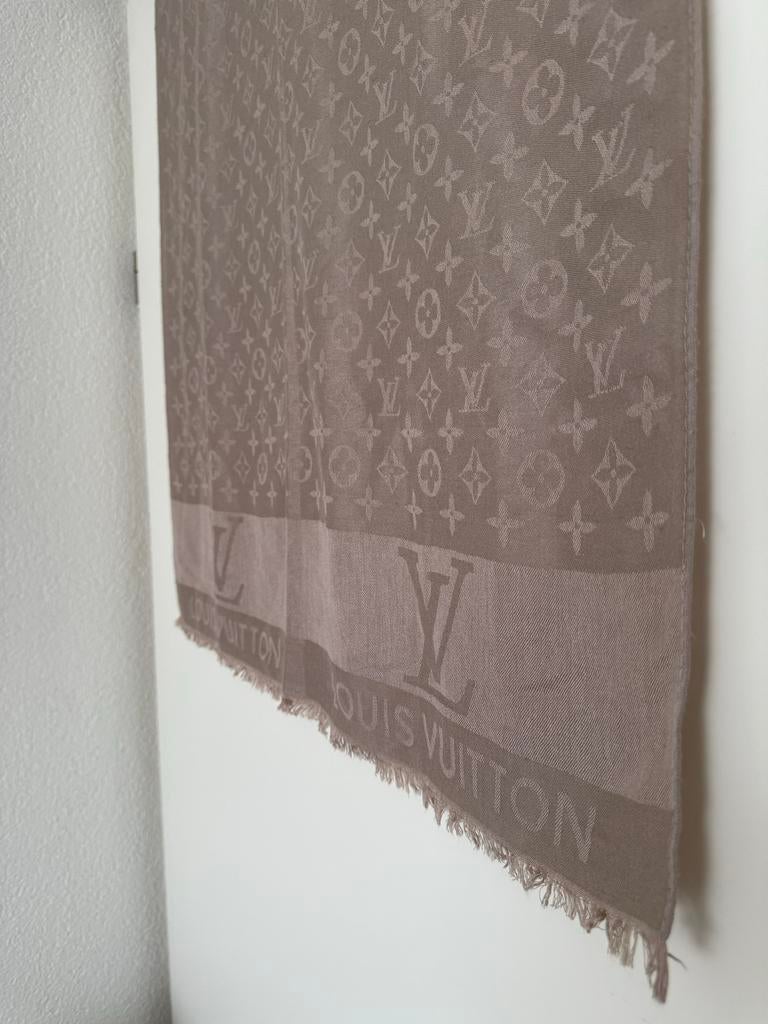 Louis Vuitton Monogram Sjaal Beige, Kleding | Dames, Mutsen, Sjaals en Handschoenen, Ophalen of Verzenden, Zo goed als nieuw, Maat 38/40 (M)