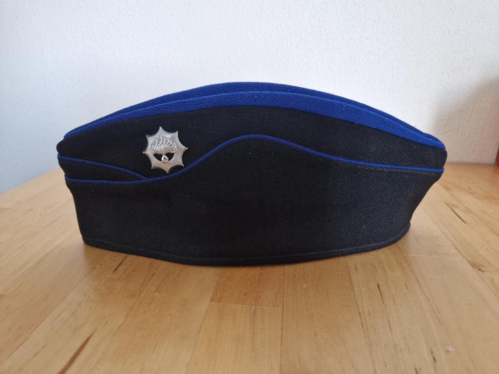 Schuitje van oude rijkspolitie, Ophalen of Verzenden, Overige soorten, Nederland, Helm of Baret