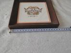 Wandtegel Sphinx 1938 in houten lijst, Antiek en Kunst, Ophalen of Verzenden