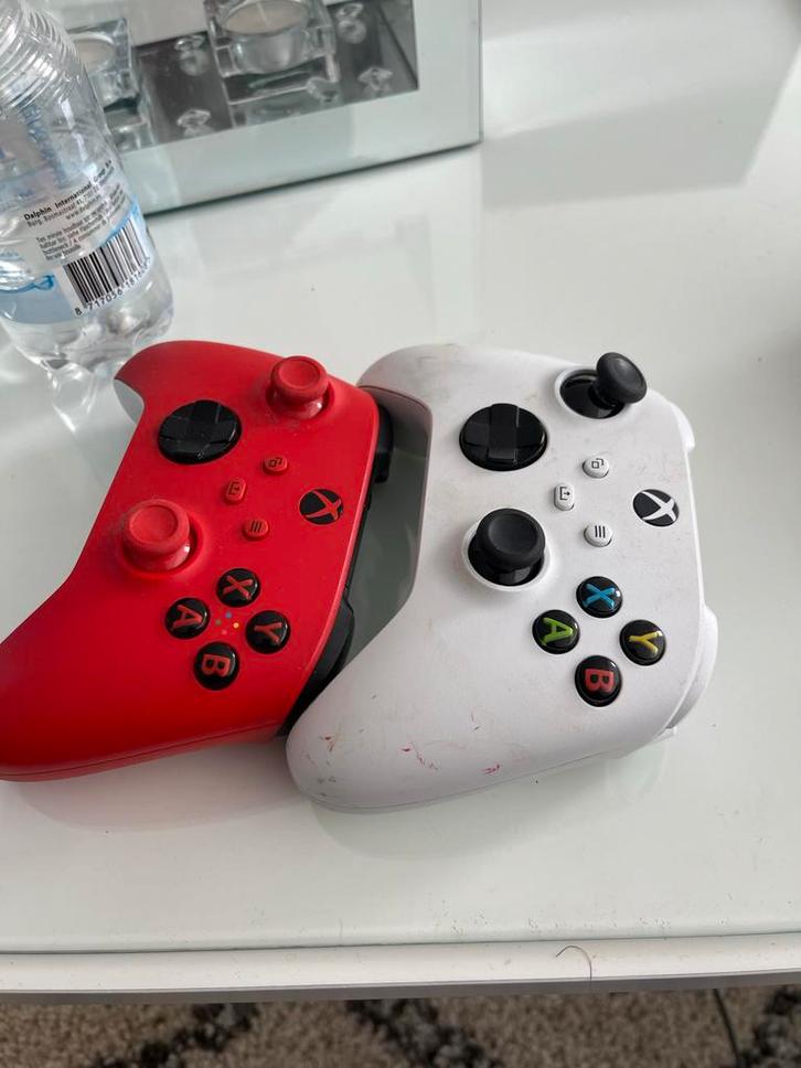 2x Xbox Wireless Controllers (Rood & Robot Wit), Spelcomputers en Games, Spelcomputers | Xbox | Accessoires, Gebruikt, Xbox One