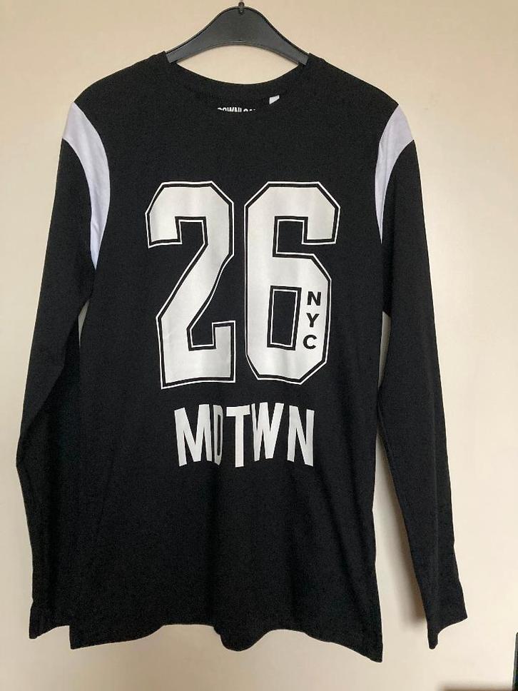 Zwart longsleeve met front print mt 170 - 176 HERE & THERE, Kinderen en Baby's, Kinderkleding | Maat 170, Nieuw, Jongen, Shirt of Longsleeve