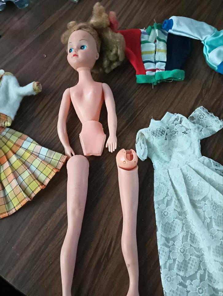 Vintage Cindy pop met gebroken elastiek en kleding, Kinderen en Baby's, Speelgoed | Poppen, Gebruikt, Overige typen, Ophalen