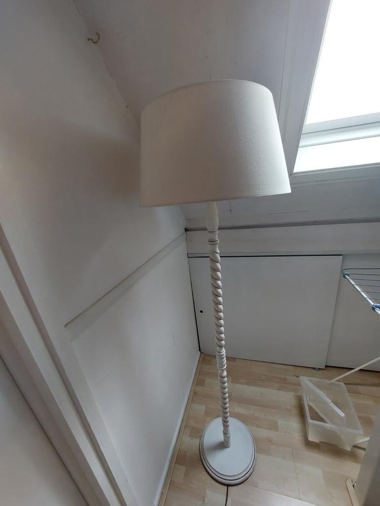 Witte staande lamp met gedraaide poot, Ophalen, Stof, Klassiek, 150 tot 200 cm