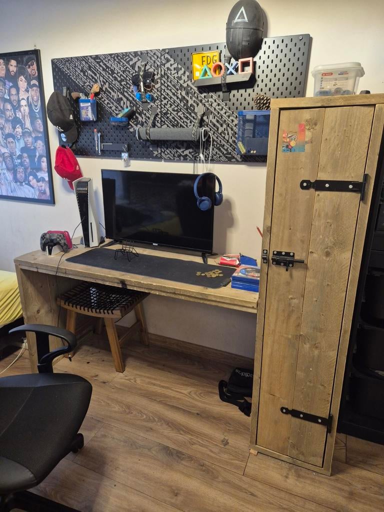 Houten bureau voor jongen, Ophalen