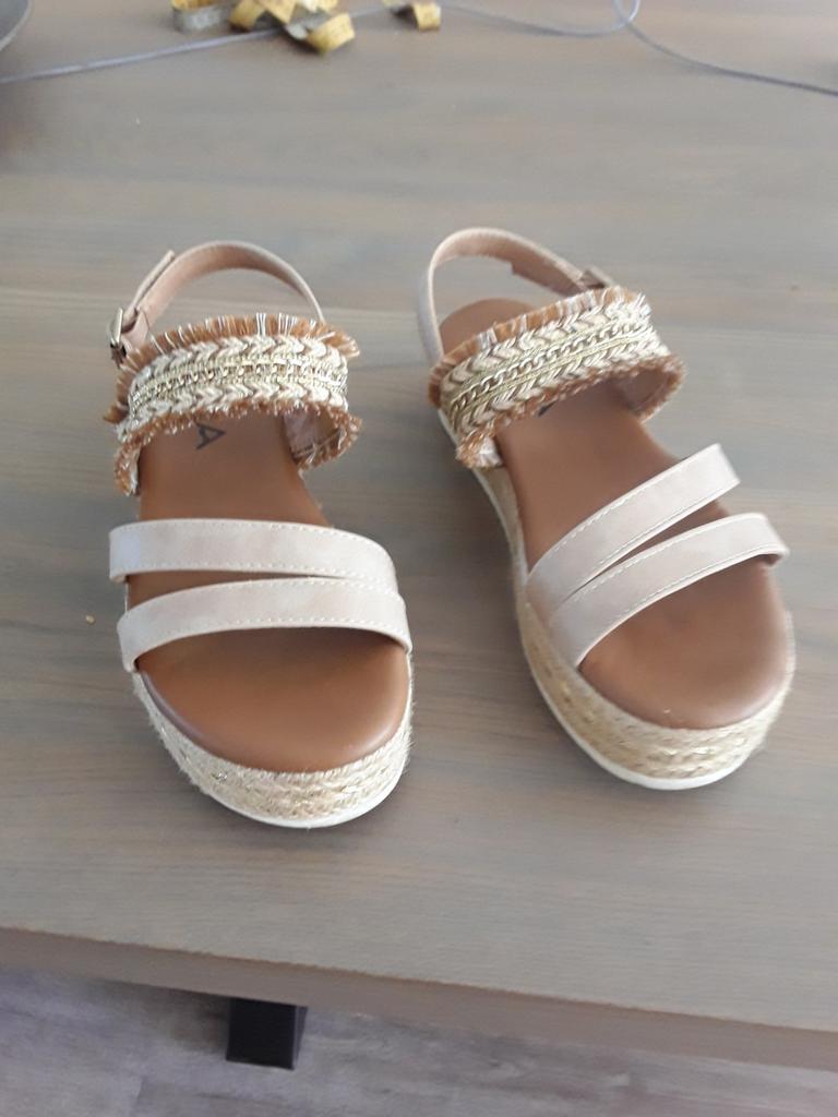 Sandalen ibiza stijl 39 beige zand, Ophalen of Verzenden, Zo goed als nieuw, Beige, Sneakers of Gympen