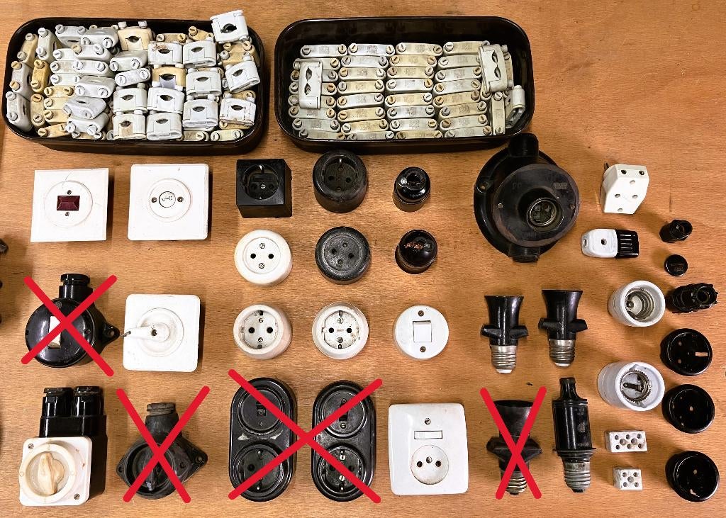 Bakeliet, porselein, stopcontacten, schakelaars, fittingen, Antiek en Kunst, Ophalen of Verzenden