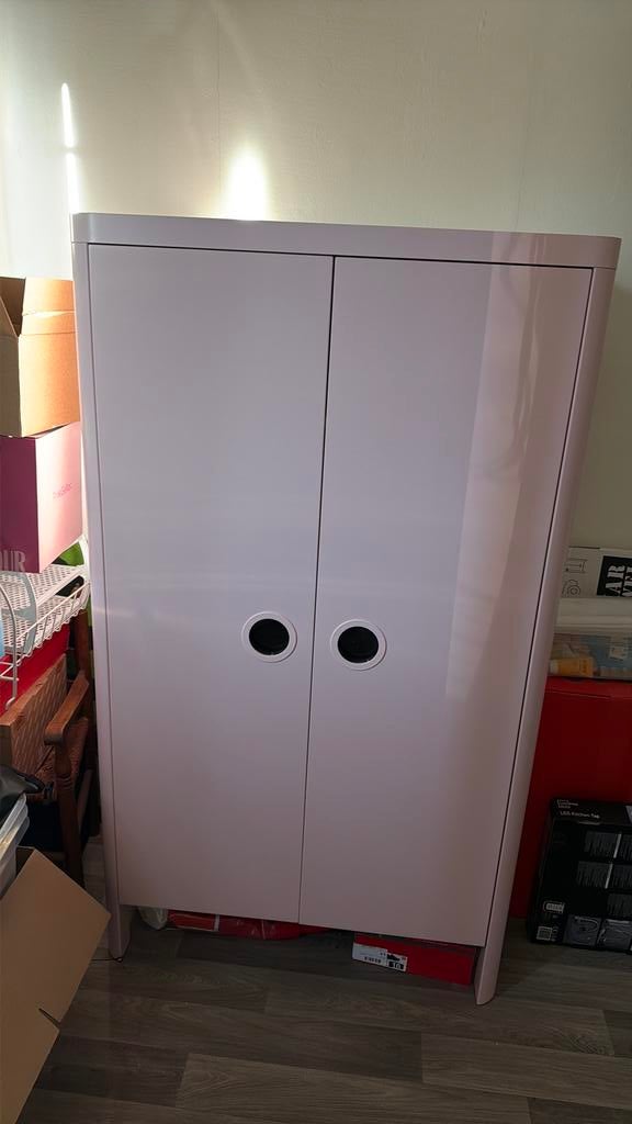 Roze IKEA kast met twee deuren BUNSUNGE, Ophalen, Gebruikt