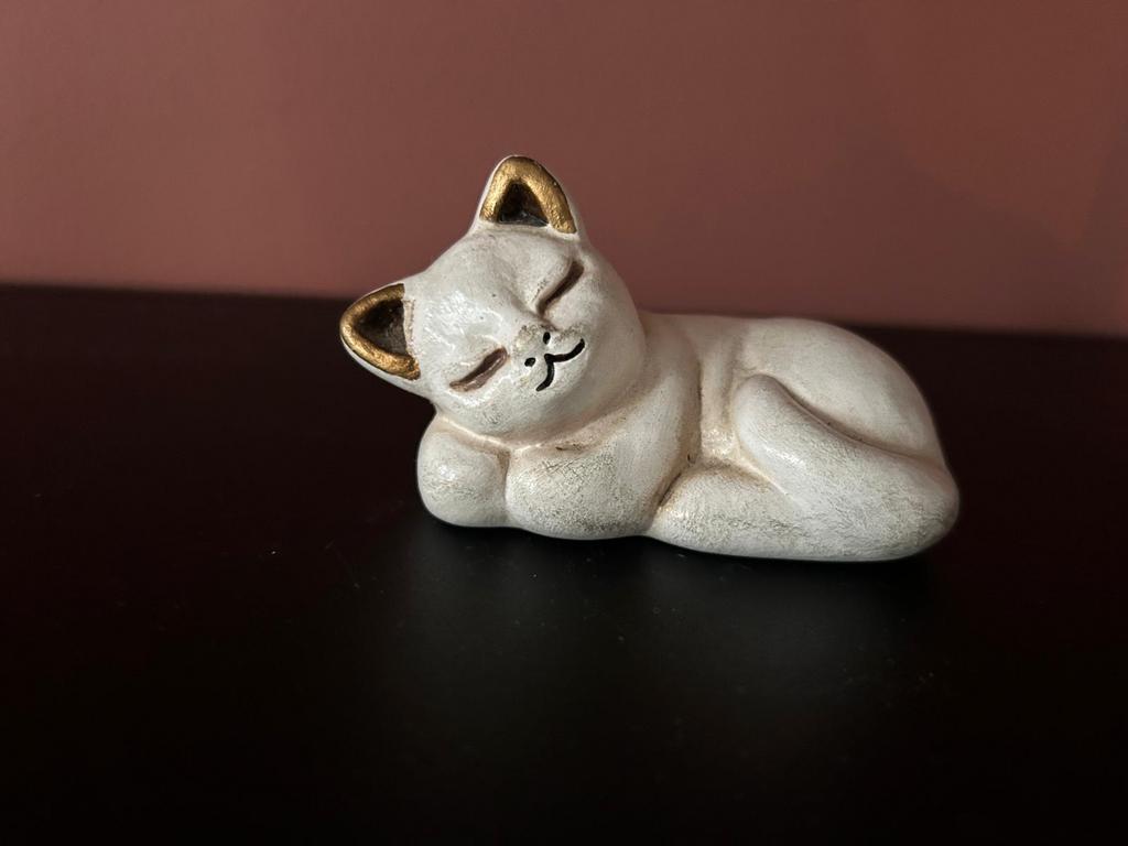 Thun kat slapend klein donker oortje keramiek, Verzamelen, Beelden en Beeldjes, Ophalen of Verzenden, Gebruikt, Dier