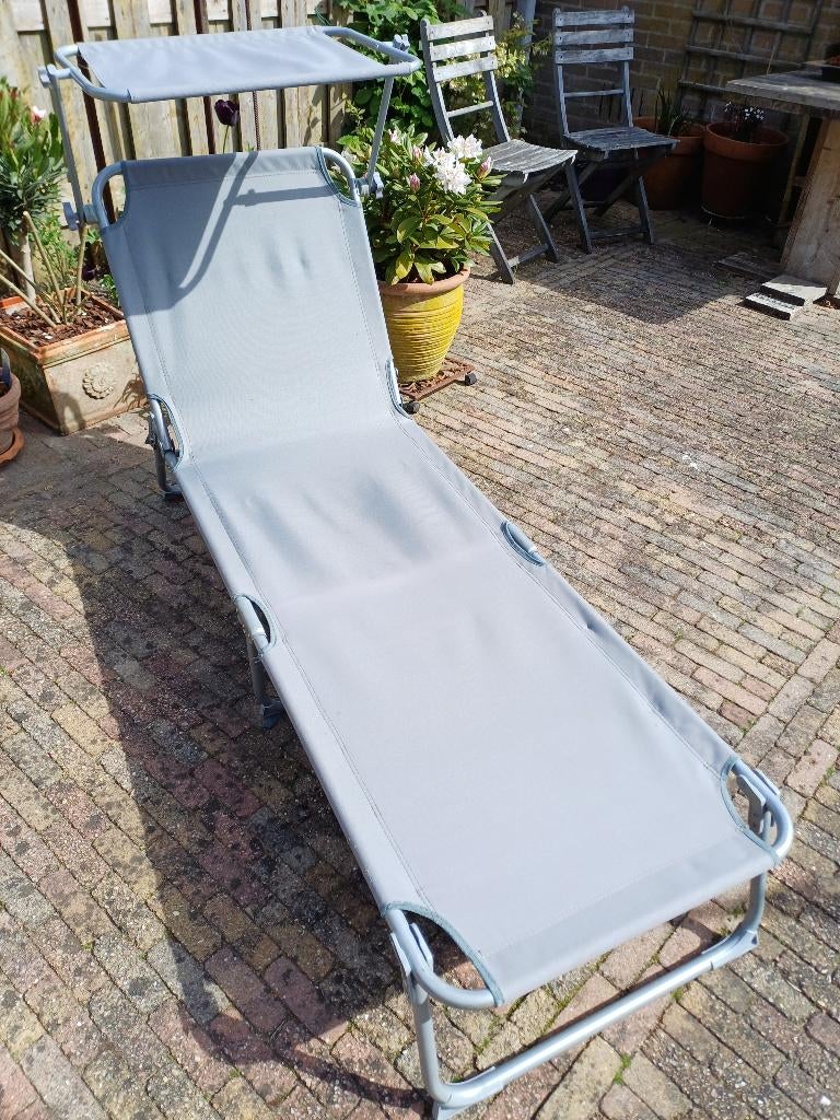 Ligbed met luifel., Tuin en Terras, Ligbedden, Ophalen, Gebruikt, Metaal, Inklapbaar
