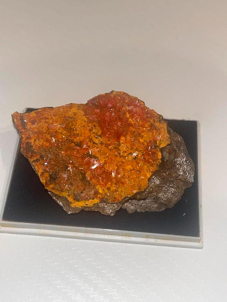 Prachtig Crocoïet Mineraal - Levendig Oranje Kristal, Verzamelen, Mineralen en Fossielen, Mineraal, Ophalen of Verzenden