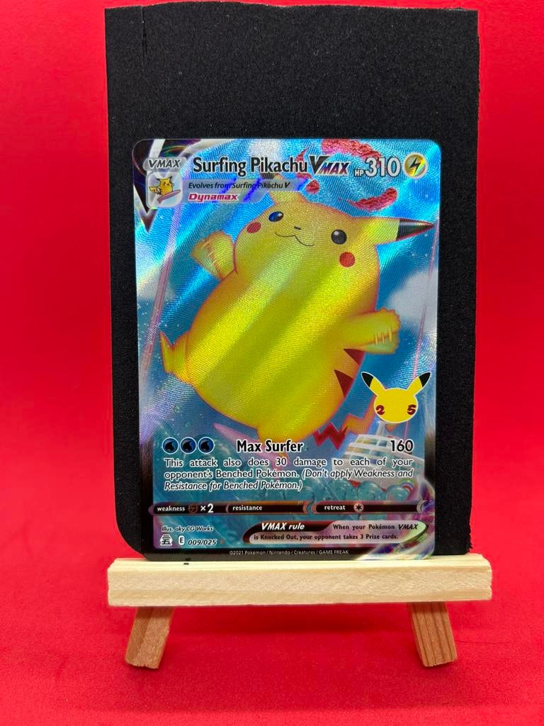Surfing Pikachu VMAX – Celebrations 25th Anniversary – Holo, Ophalen of Verzenden, Zo goed als nieuw