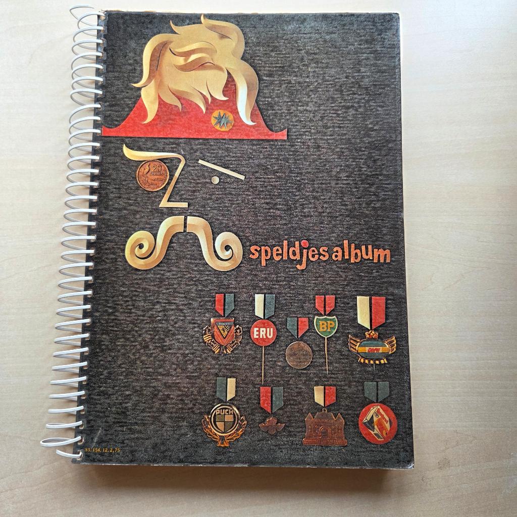 Vroom en Dreesman V&D V en D speldjes album Origineel!, Gebruikt, Verzenden, V&D, V&D