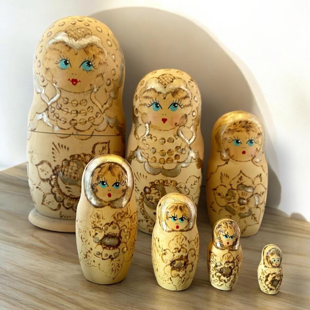 Matroeskas poppen handgeschilderd en gesigneerd., Antiek en Kunst, Houtsnijwerk, Handgemaakt, Ophalen of Verzenden, 20 - 50 cm