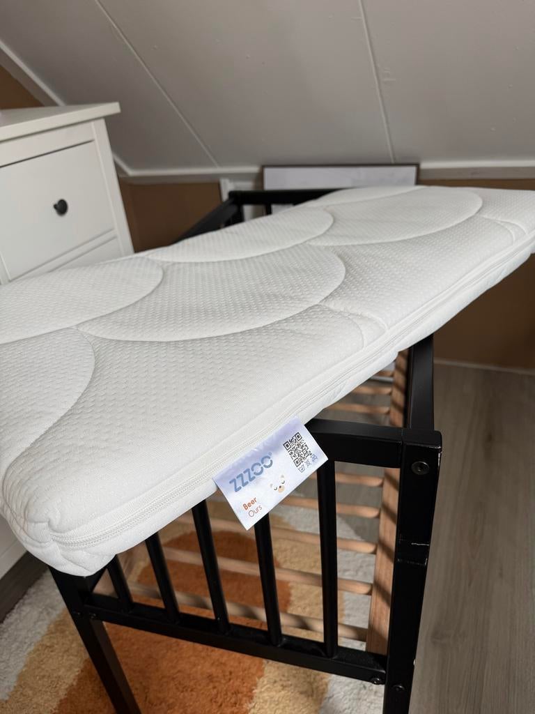 Zwart ledikant met matras - ZZZOO Bear Cub, Kinderen en Baby's, Babywiegjes en Ledikanten, Ophalen of Verzenden, Gebruikt, Ledikant