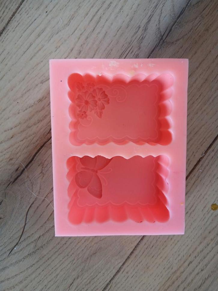 Siliconen zeepmal voor 2 zeepjes met bloemen en vlinder, Hobby en Vrije tijd, Knutselen, Ophalen