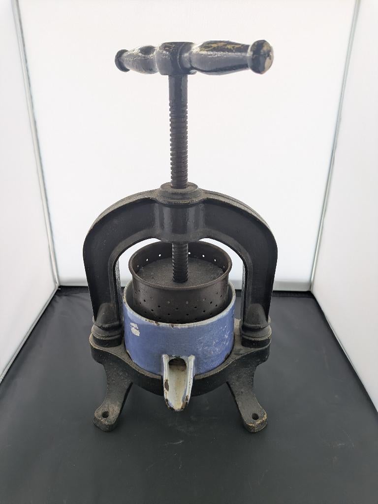 Antieke gietijzeren Frane fruitpers Camion Frères, Ophalen
