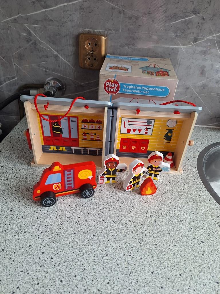 Houten poppenhuis brandweerkazerne, Ophalen of Verzenden