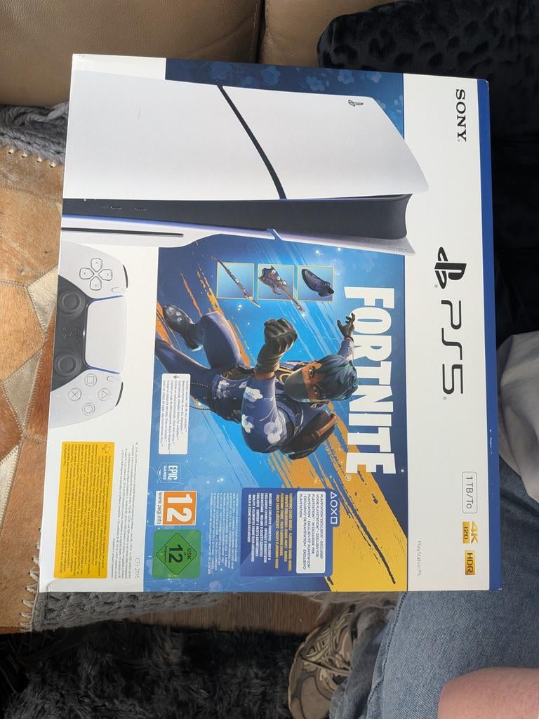 PS5 Fortnite Disc uitgave met tegoedbon, Spelcomputers en Games, Spelcomputers | Sony PlayStation 5, Ophalen of Verzenden