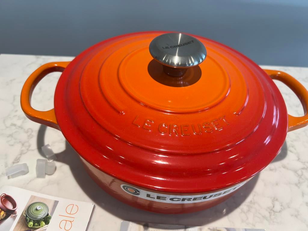 Le Creuset lage braad- of sauteerpan 24 cm Volcanic nieuw, Huis en Inrichting, Keuken | Potten en Pannen, Gietijzer, Nieuw, Ophalen of Verzenden