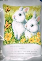Cado vervaco borduurpakket  kussen  Konijnen met  Vlinders, Ophalen of Verzenden, Nieuw, Borduurpakket
