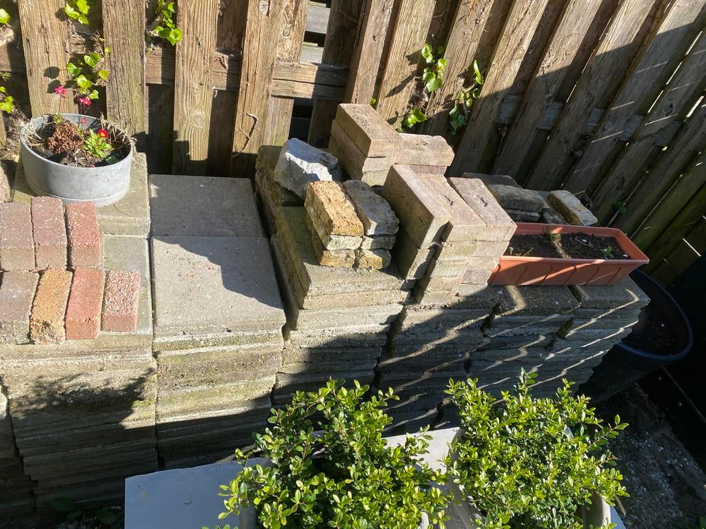 Ik geef weg gratis: circa 240 stoeptegels 30x30, Ophalen, Zo goed als nieuw, Hout