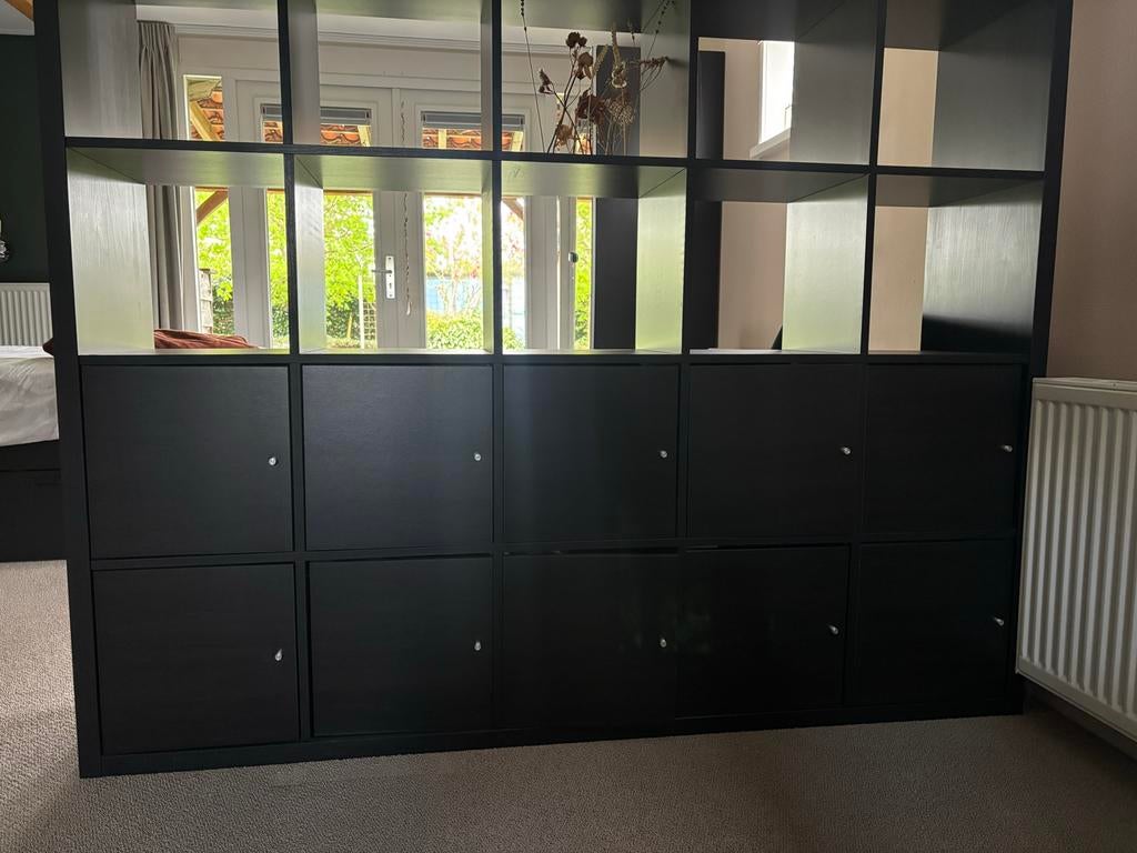 Ikea Kallax kast met deuren - Zwart, Huis en Inrichting, Ophalen, Zo goed als nieuw